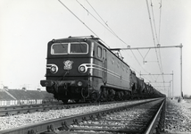 170968 Afbeelding van de electrische locomotief nr. 1316 (serie 1300) van de N.S. met een olietrein te Utrecht.